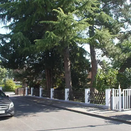 An Der Tanne Mit Ueberdachter Terrasse Düsseldorf